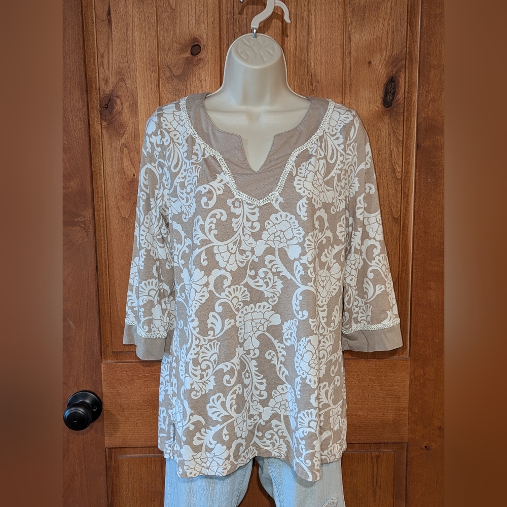 Croft &‎ Barrow Beige and White Floral Tunic